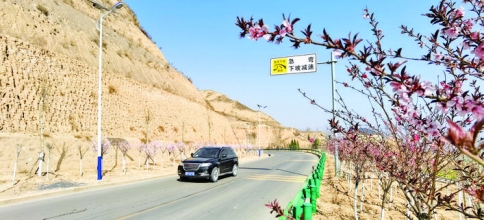���գ�һ��С����ʻ�ڷ羰�续�Ļƺ�һ�����ι�·�ǳǶΡ�.jpg