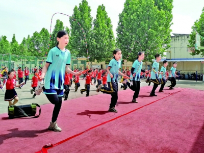 ����س�����Сѧѧ���ڿ����Ĳٳ��Ͻ��л�������ѵ��.jpg