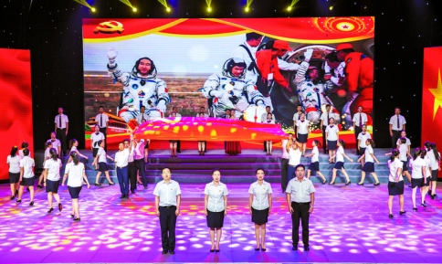 ���в���ϵͳ�ٰ�����Ϊ���ܶ�����·�����������̡���ף�й�����������100���������ݳ�.jpg