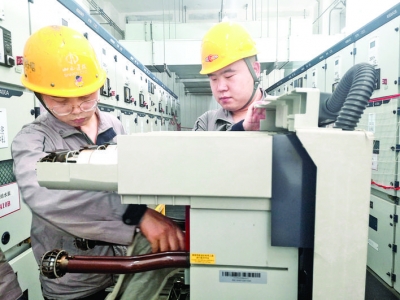������˾������Ա��ɨ6KV�����豸.jpg