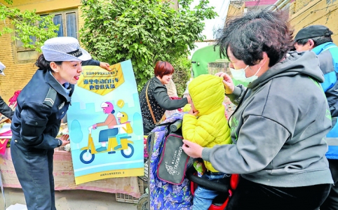 �κ���������������񾯣��ڴ����������弯���Ͽ�չ��һ��һ������һ��һС����ͨ��ȫ������.jpg