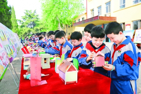 ѧ�����ڶ�չʾ�Ĵ�����Ʒ���м��й�Ħ.jpg