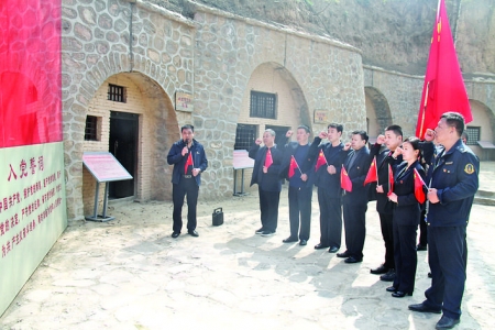 �ǹ�·�־�ƽ½����֯ȫ�嵳Ա��ǰ����ɫ�����������ޒ�����廳��������.jpg