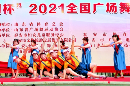 �����Ϸ罡���赸���ڱ��ݹ㳡�衶�ڻ��ڵĴ���ϡ�.jpg