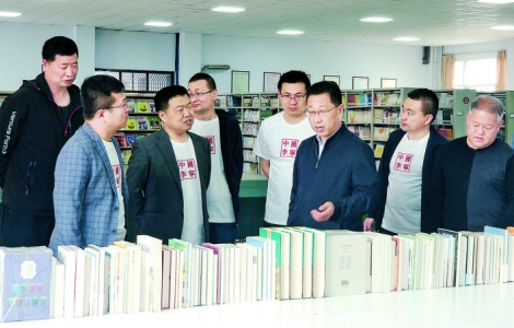 ������ʽ�ֳ���������ѧУ�쵼��2001��208��У�ѽ�̸.jpg