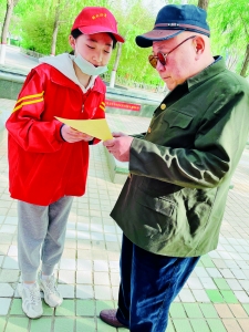 �κ������·��һСѧѧ�����Ϸ�㳡��Ϊ���񷢷š��������������Ϊ�����Ļ������.jpg