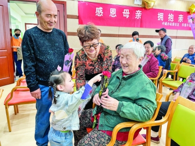 �κ����гǰ�վǰ�������ϻ��ٲ�������ݣ��ٰ조�ж�ĸ�ף�ӵ�����顱����質�.jpg