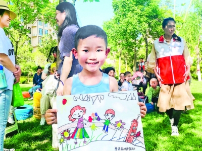 小朋友画一幅“最美的妈妈”.jpg
