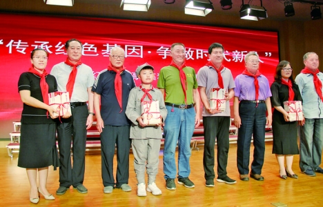 �κ���������ʷ�Ļ��о���᳤����Ӣһ�У������κ������Сѧ�����Уʦ��������150.jpg