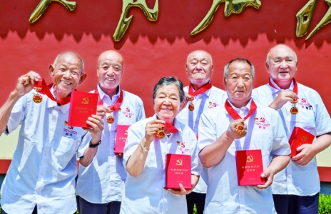 万荣县裴庄镇为81位老党员颁发纪念章.jpg