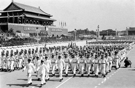 1950��10��1�գ��й������ž�����ѧУ�Ķ���ͨ���찲�Ź㳡�� ������ͼ��.jpg